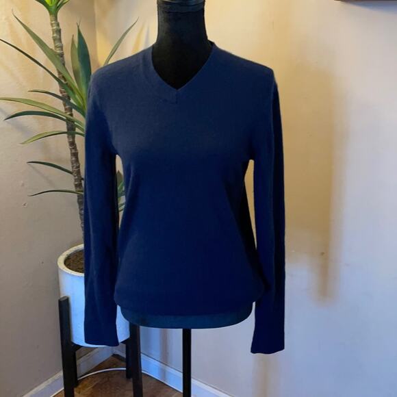 Theory Women’s V-Neck Cashmere Pullover – Sophisticated & Lightweight - Picture 1 of 10